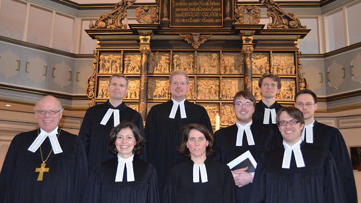  Bischof Gerhard Ulrich (li) mit den acht neuen Pastorinnen und Pastoren im Sprengel Schleswig und Holstein bei ihrer Ordination in der Itzehoer St. Laurentii-Kirche