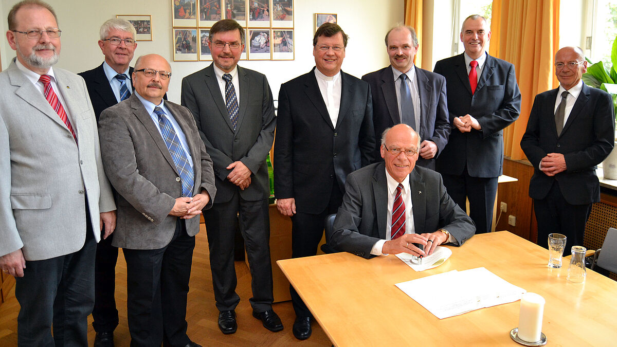 Landesbischof Gerhard Ulrich (vorne) und Bischof Dr. Hans-Jürgen Abromeit (4.v.l.) besiegelten für die Nordkirche den Partnerschaftsvertrag mit den Vertretern der Landeskirchlichen Gemeinschaftsverbände