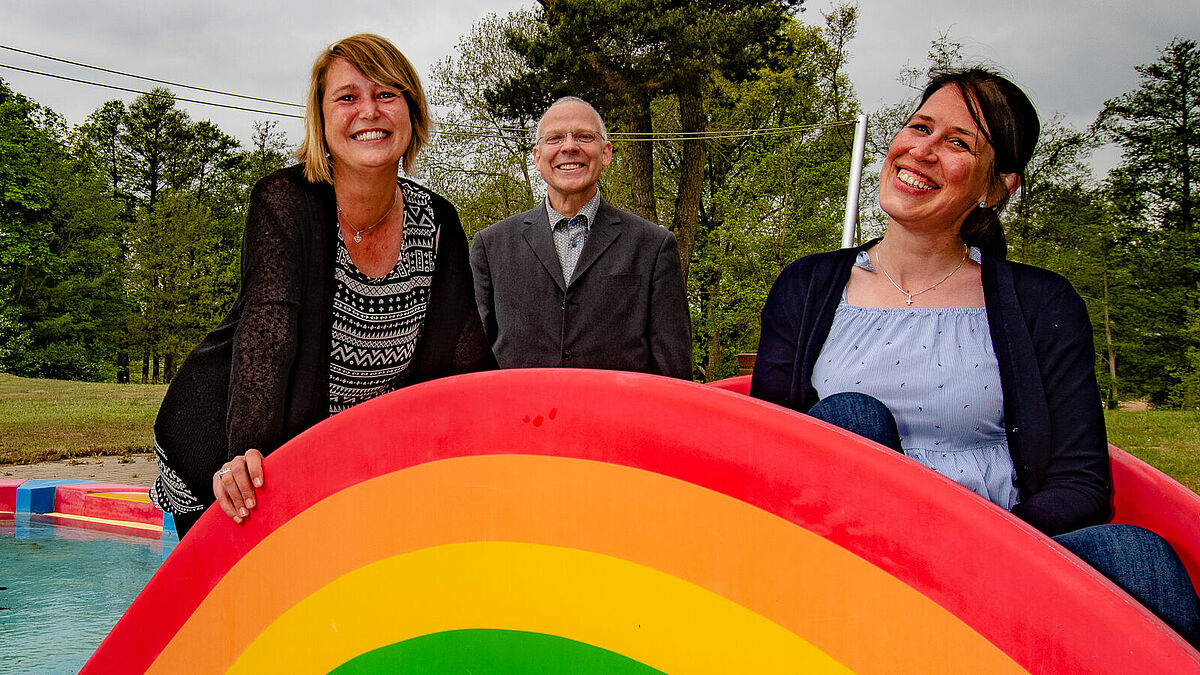 Sie freuen sich auf das zweite Tauffest im Freibad: Pastorin Sarah Stützinger (von links), Pastor Kai Schäfer und Pastorin Inga Meißner. 