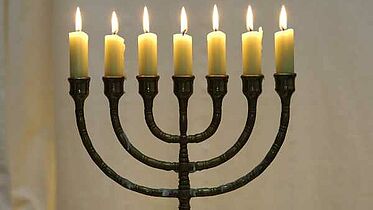 Ein Symbol des Judentums: die Menorah, der siebenarmige Leuchter. Foto: epd-bild, Jan Richter