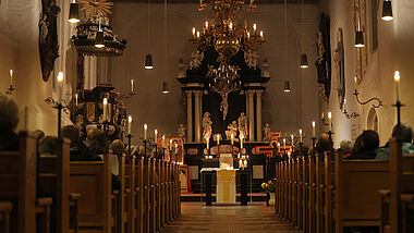 Stimmungsvoll: Die St. Lorenzkirche Travemünde erstrahlt beim Taizé-Gottesdienst im sanften Licht vieler Kerzen. 