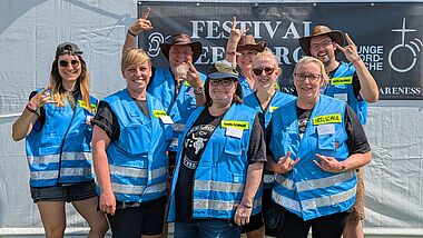 Das Team der Festival Seelsorge in Wacken vor dem Zelt