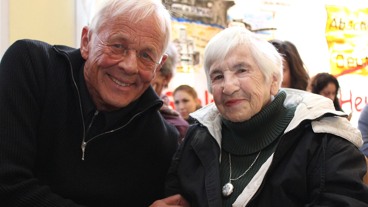 Esther Bejarano (88), Vorsitzende des Auschwitzkomitees mit dem Hamburger Schauspieler Rolf Becker (78). 