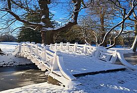 Brücke im Schlossgarten im Schnee