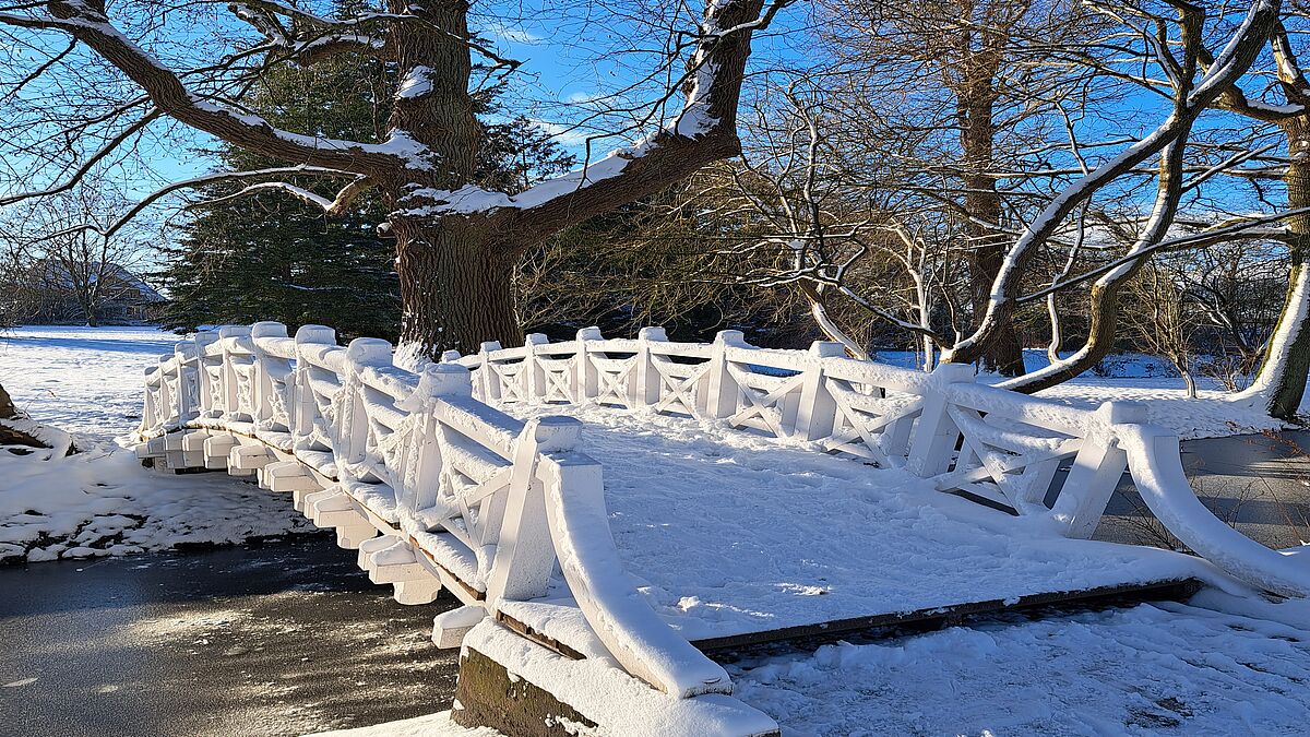 Schnee kann nicht garantiert werden, schön ist der Weg durch den Eutiner Schlossgarten aber in jedem Fall. 