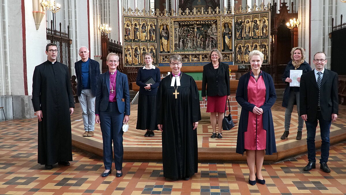 Propst Dr. Georg Bergner, Kirchenmusikdirektor Jan Ernst, Bischöfin Dr. Dagmar Winter
Ulrike Wittig, Landesbischöfin Kristina Kühnbaum-Schmidt, Christine Kellermann, Ministerpräsidentin Manuela Schwesig, Karin Erichsen und Klaus Silber (v.l.n.r.) beim Festgottesdienst.
