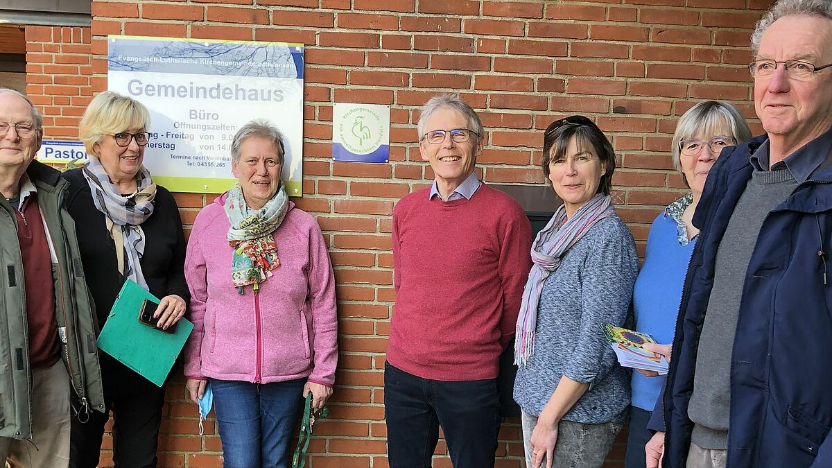 Die Mitglieder des Umweltausschusses und des Kirchengemeinderats sind stolz auf die Auszeichnung. Vor der Plakette am Gemeindehaus in Rieseby stehen (von links): Bernd Hoff-Hoffmeyer-Zlotnik, Anne Klohs, Birgit Peters, Johannes Erichsen, Angela Lins, Pastorin Kirsten Erichsen und Pastor Martin Krumbeck.