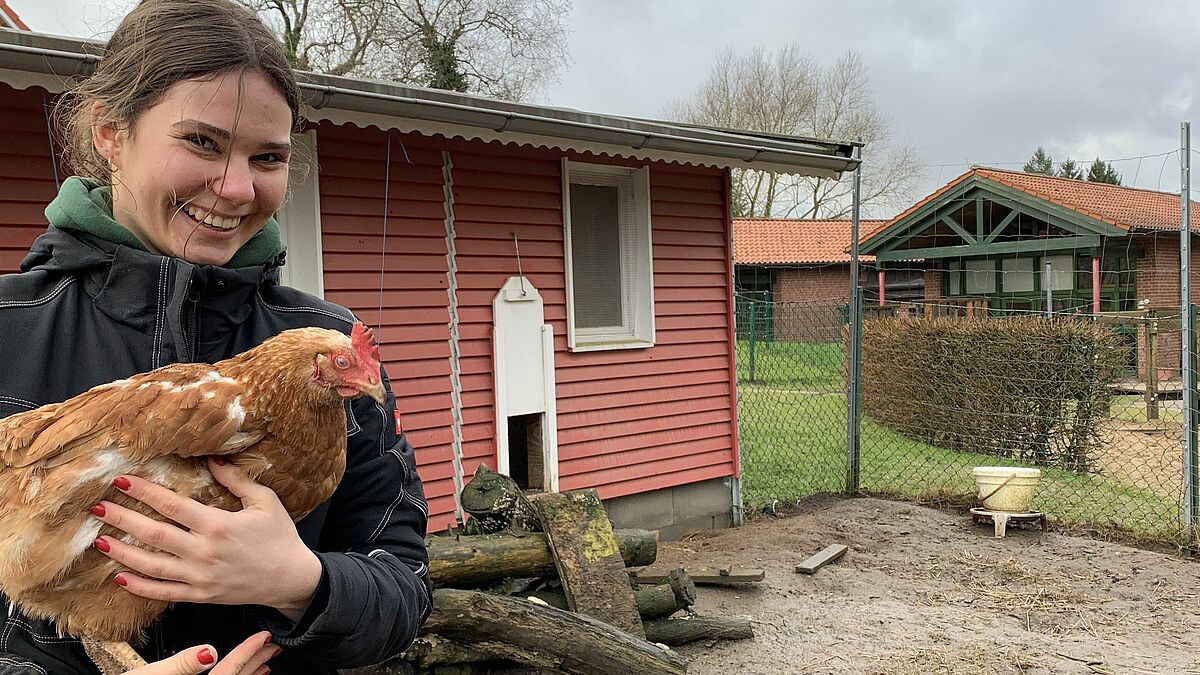 Hannah Stegmaier absolviert ein Freiwilliges Ökologisches Jahr in der Kirchengemeinde Schönwalde am Bungsberg. Die Erfahrung helfe ihr, über ihre weiteren Ziele klar zu werden, sagt sie. 