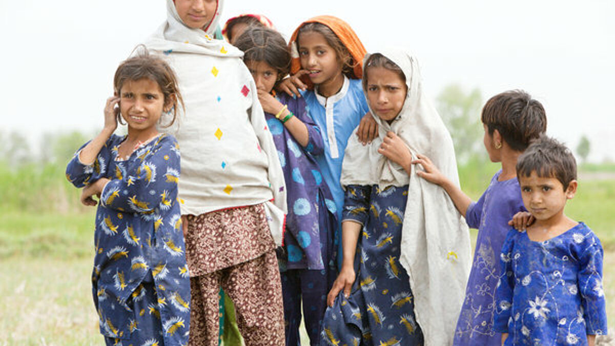 Mädchen in Hamzomahar, Provinz Sindh in Pakistan - nach der Hochwasserkatastrophe 2011