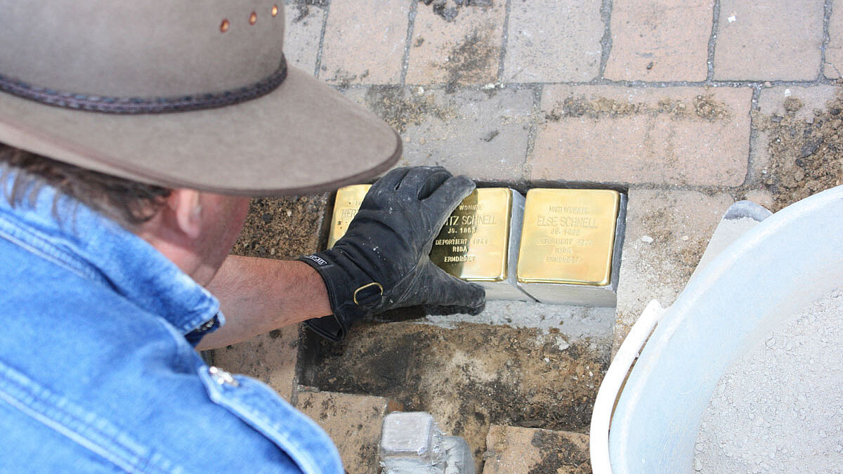 Künstler Gunter Demnig verlegt europaweit "Stolpersteine" wie hier in Kiel. 