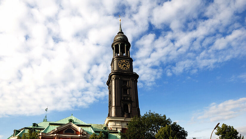 Die St. Michaeliskirche ("Michel") ist ein über die Stadtgrenzen hinaus bekanntes Wahrzeichen Hamburgs.