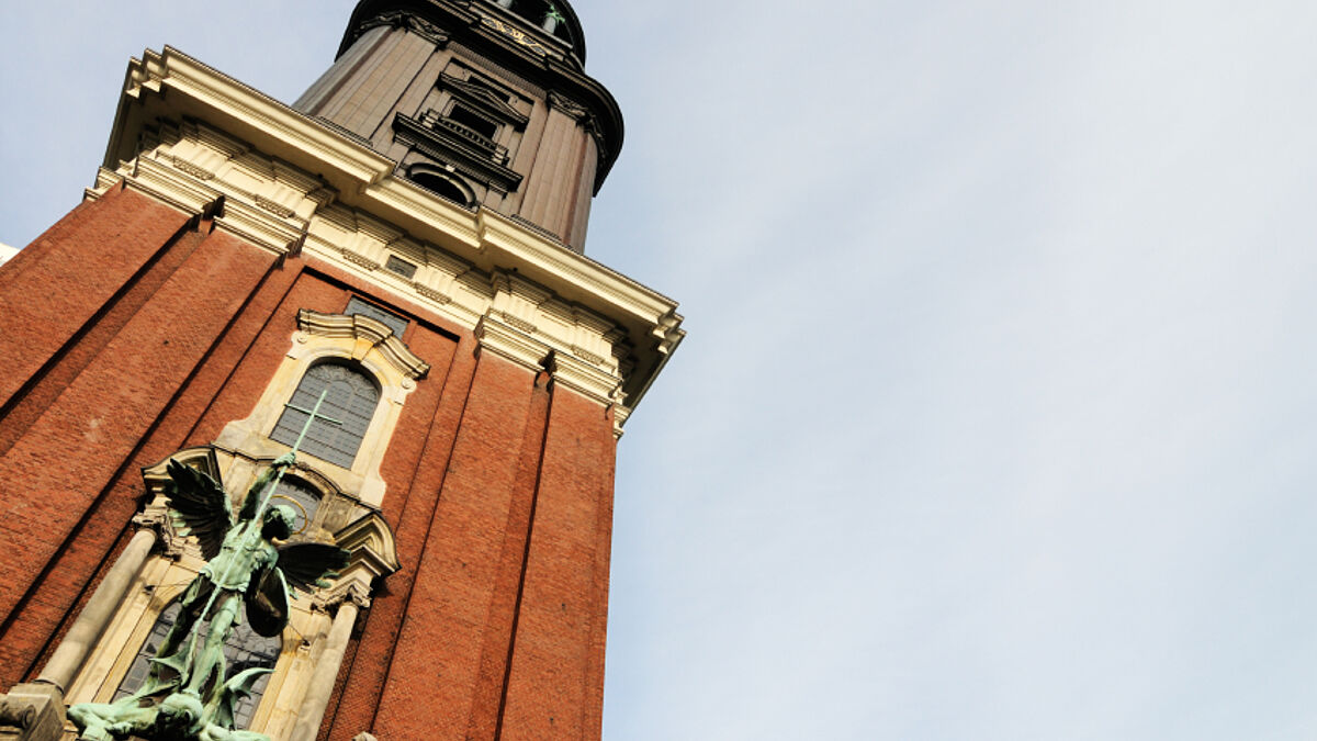 Der Turm der Kirche St. Michaelis in Hamburg mit dem Erzengel Michael über dem Hauptportal.