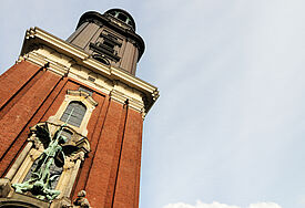 Der Turm der St. Michaeliskirche in Hamburg.