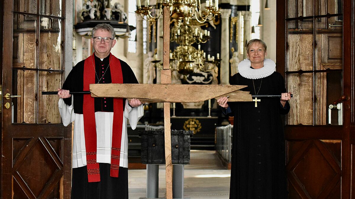 Christoph Giering, Propst der Pfarrei Propstei Herz Jesu und Kerstin Fehrs, Bischöfin im Sprengel Hamburg und Lübeck der Nordkirche, tragen das Kreuz (2021)