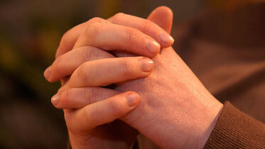 HSAll-Gebet09.jpg 1994 wurde der protestantische Buß- und Bettag in allen Bundesländern mit Ausnahme Sachsens als gesetzlicher Feiertag abgeschafft. Der Tag wurde geopfert, um den Arbeitgeberanteil an der Pflegeversicherung auszugleichen.