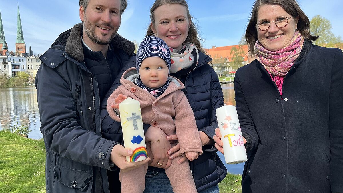 Beim Tauffest möchten sich Tobias Reinberger und Tochter Eva segnen lassen. Auch Dom-Pastorin Margrit Wegner (rechts) freut sich schon auf das Fest. 