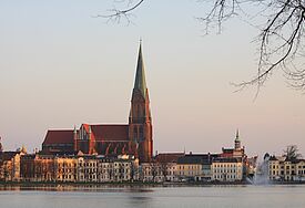 Der Schweriner Dom, vom Pfaffenteich über das Wasser aus gesehen, im Winter, die Bäume sind kahl