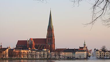 Der Schweriner Dom, vom Pfaffenteich über das Wasser aus gesehen, im Winter, die Bäume sind kahl