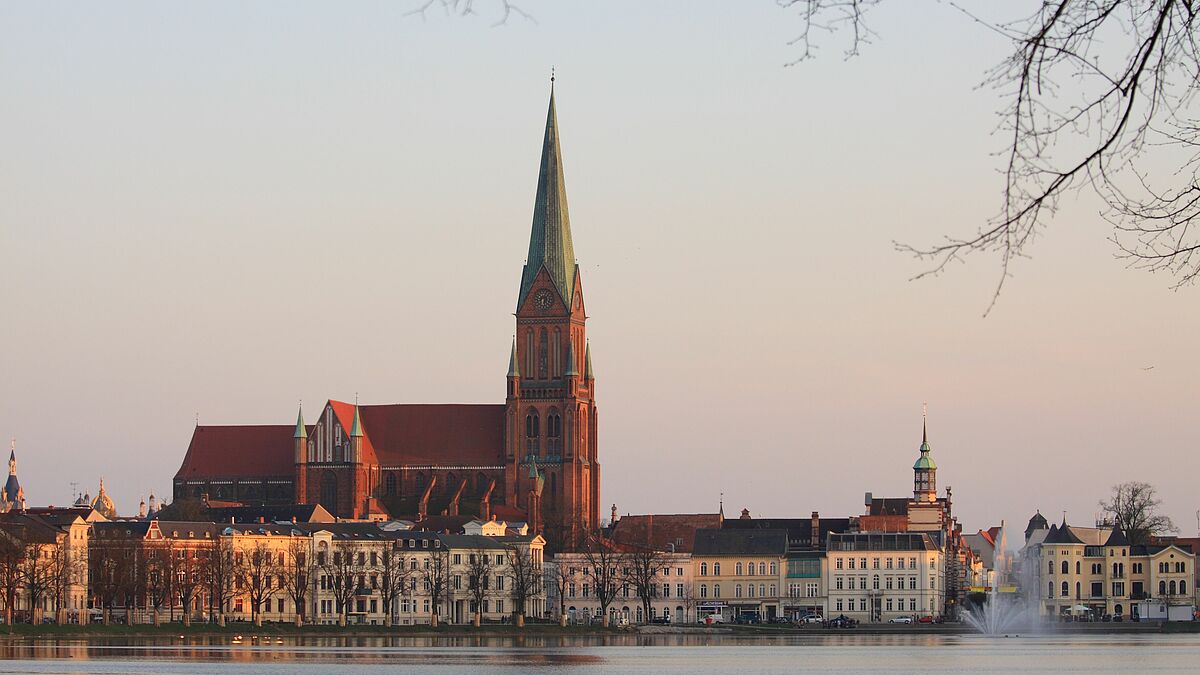 Der Schweriner Dom ist Teil des Residenzensembles der Landeshauptstadt und gehört - wie auch die Schelfkirche oder der Sitz der Landesbischöfin in der Münzstraße - seit Juli 2024 zum Unesco-Welterbe.