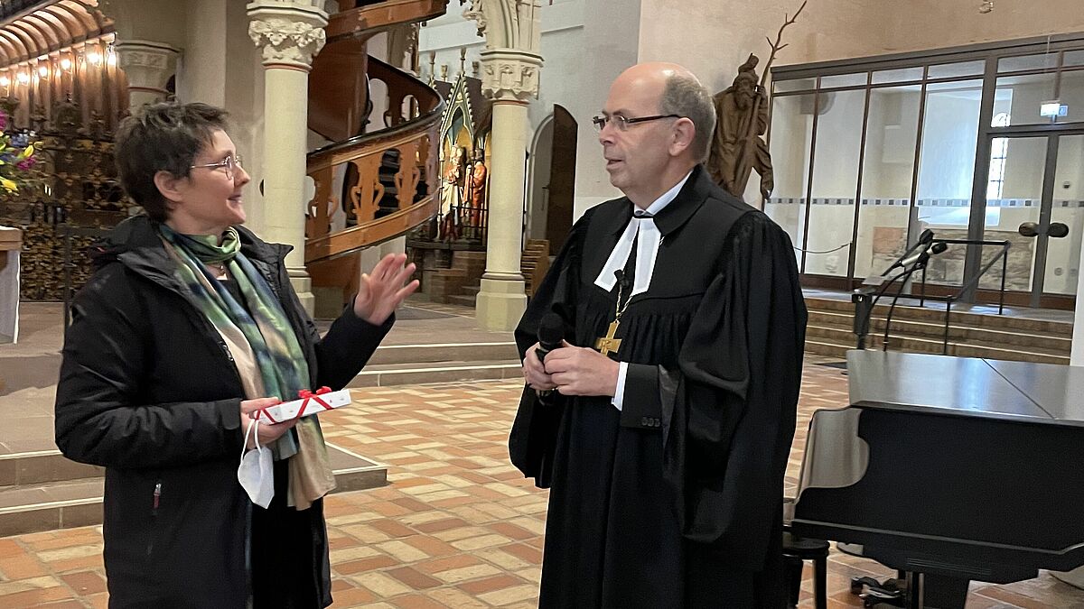 Ministerin Monika Heinold im Gespräch mit Bischof Gothard Magaard im Schleswiger Dom.