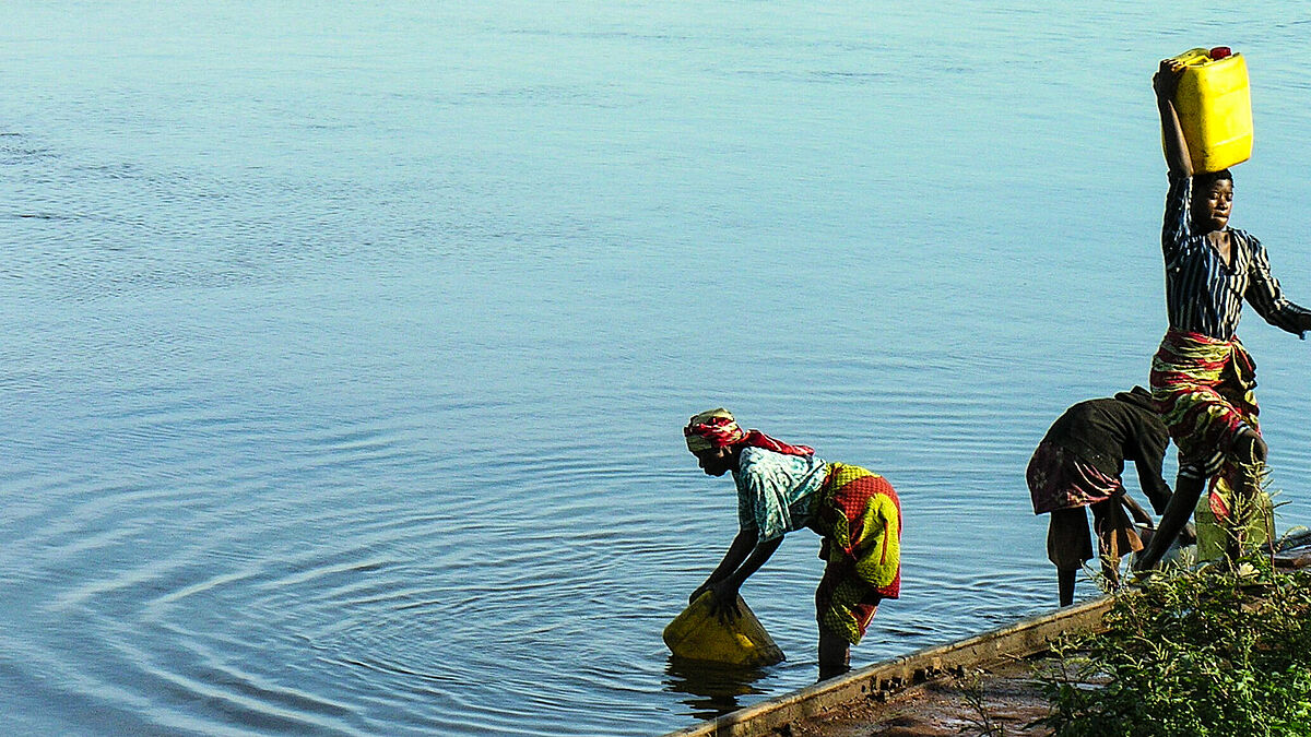 Frauen holen Wasser aus dem Fluss Kongo (Symbolbild).