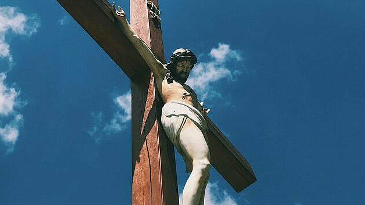 Zusammenhalt und Solidarität stehen im Mittelpunkt des diesjährigen Kreuzweges in Lübeck. (Foto:Jesus am Kreuz in der ukrainischen Stadt Lemberg)