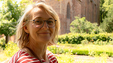 Bei den Führungen durch den Klostergarten erklärt die Gartenbauingenieurin Elke Lenschow ihren Gästen die heilende Wirkung und mythologische Bedeutung der Pflanzen.