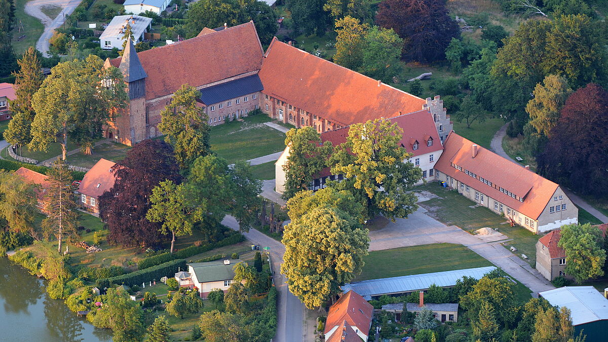 Das Kloster Rühn (bei Bützow) aus der Vogelperspektive