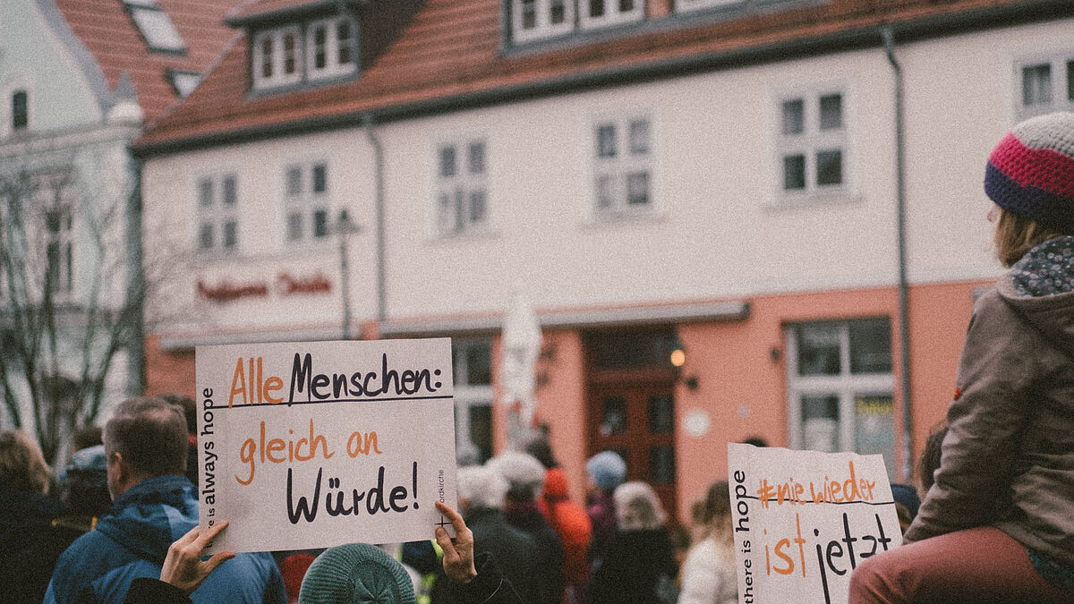 Die Kirchen-Klatschpappe im Einsatz auf einer Demonstration in Wolgast.