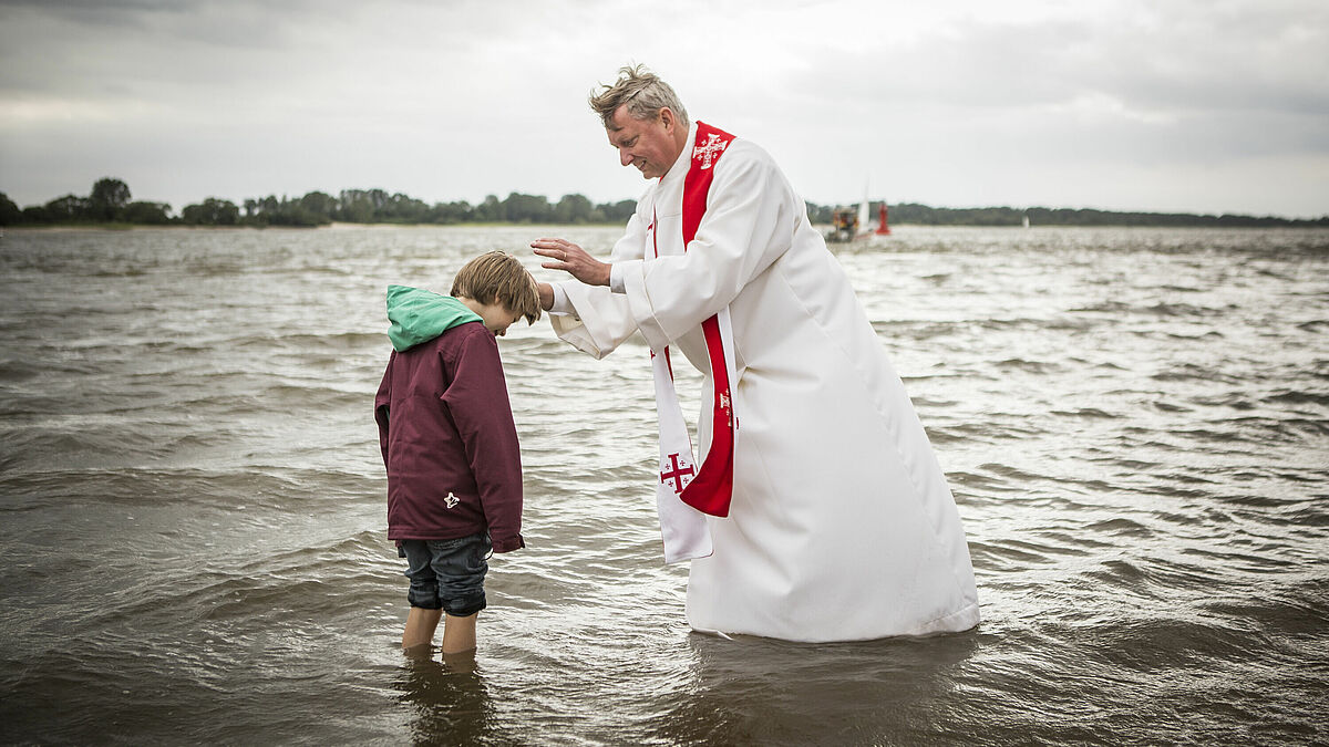 Am Rissener Ufer sind am Sonnabend vor Pfingsten rund 500 Menschen getauft worden.