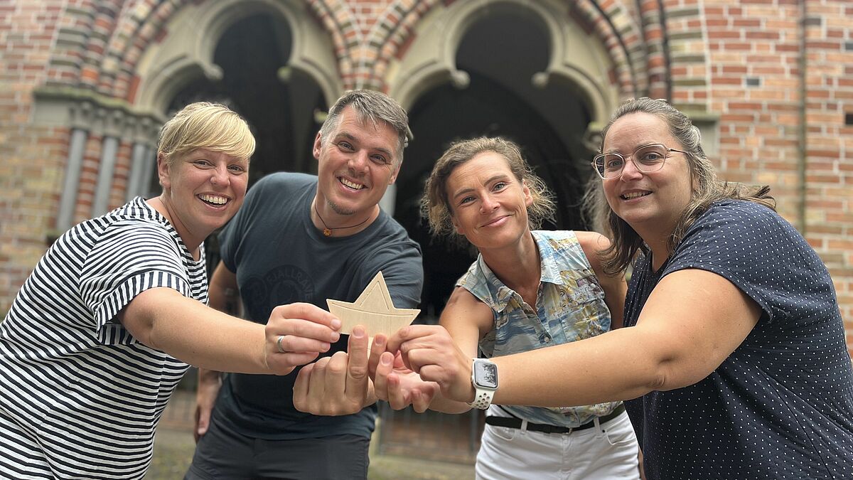 Das Team hinter dem Achterwind Barcamp: Anna Schaefer (Junge Nordkirche),
Holger Wöltjen (Jugendpfarramt Kirchenkreis Lübeck Lauenburg), Julia Hillmann
(Junge Nordkirche) und Katharina Schneider Jugendpfarramt)
