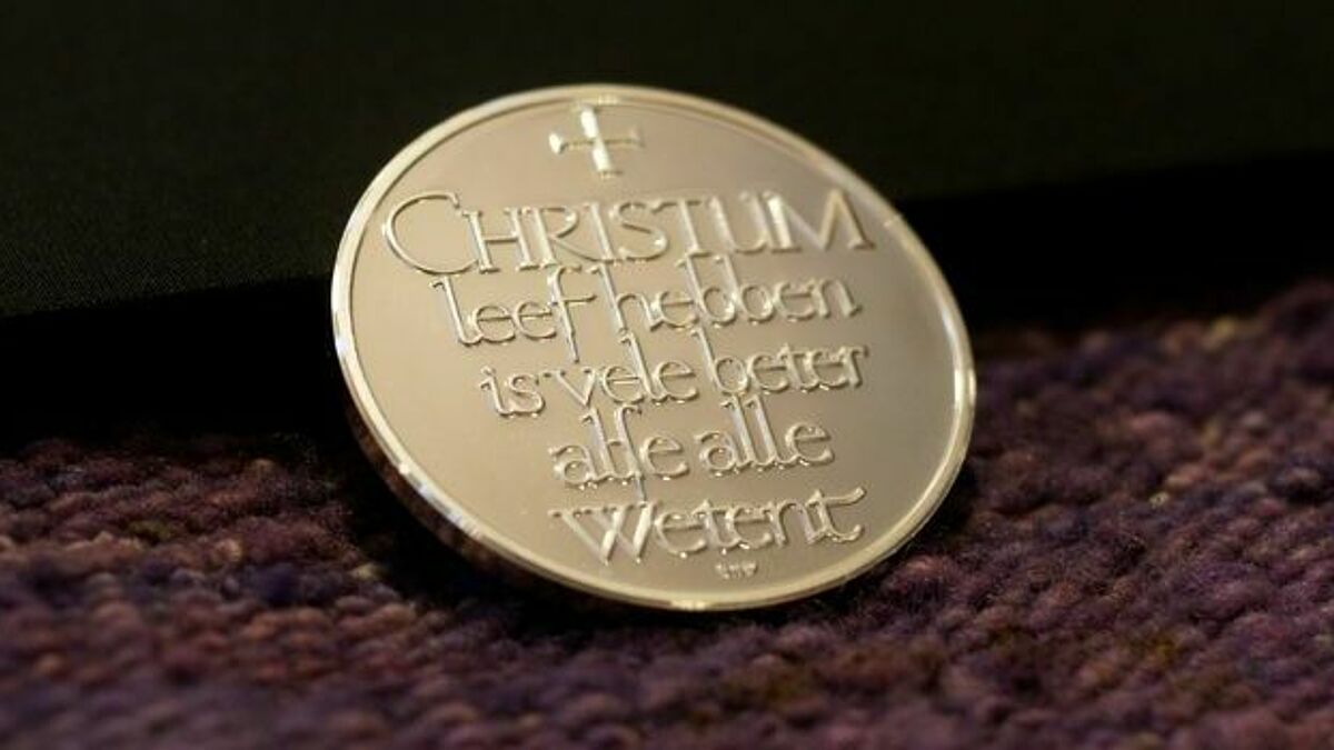 Die Rückseite der Bugenhagenmedaille mit dem Spruch: "Christum leef hebben is vele beter alde alle Wetent".