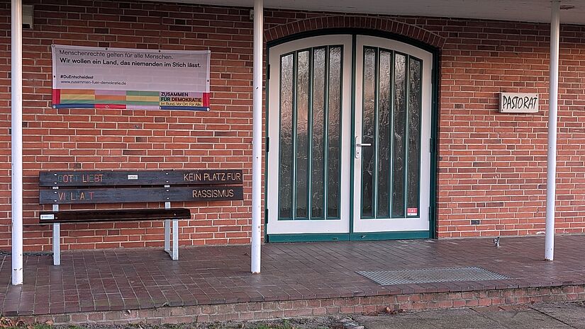 Pastorat in Schwabstedt mit Banner