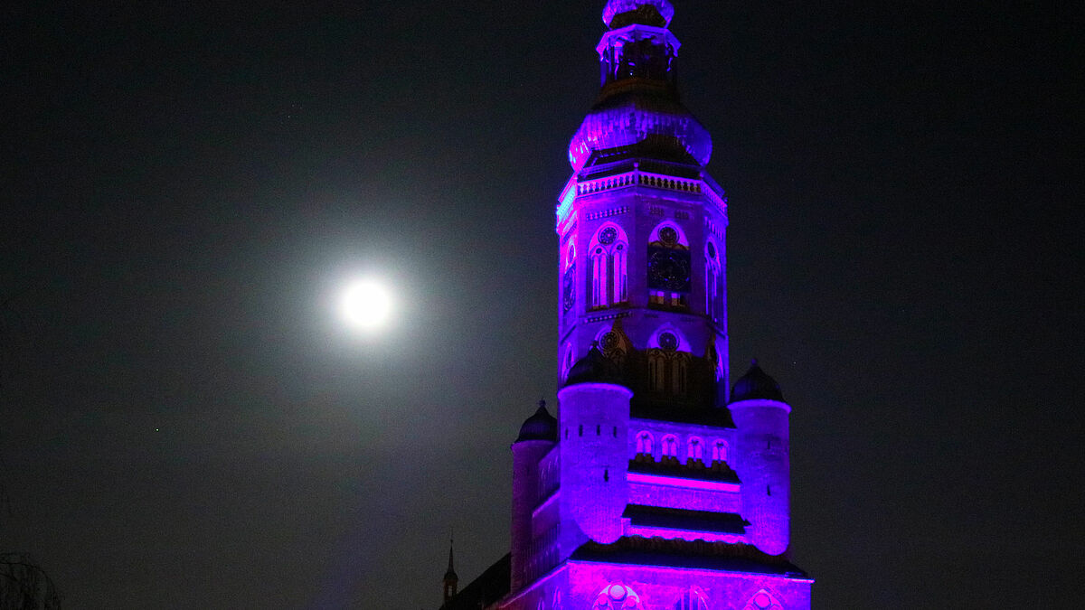 Sichtbares Zeichen gegen die Todesstrafe: Der Greifswalder Dom wird seit dem 18. November blau angestrahlt. 