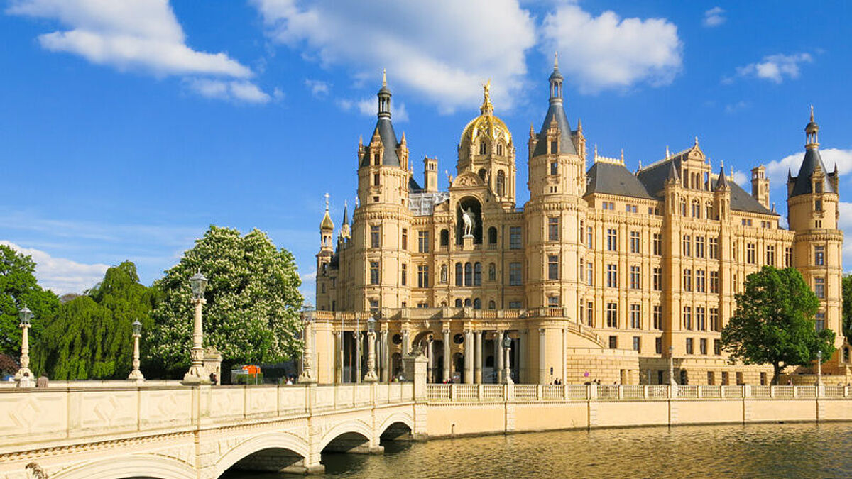 Die Schlosskirche zu Schwerin befindet sich an der Nordseite des Schlosses und ist von außen unter anderem durch den seitlich stehenden Glockenturm (ganz links) zu erkennen. Das Schweriner  Schloss ist Sitz des Landtags von Mecklenburg-Vorpommern