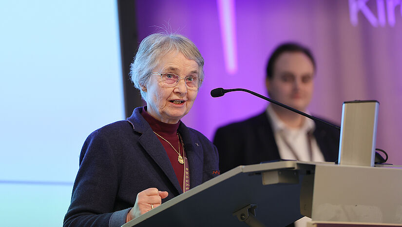 Dr. Christiane Eberlein-Riemke berichtet der Synode von ihren Erfahrungen mit dem Intranet des Kirchenkreises Hamburg-West/Südholstein.