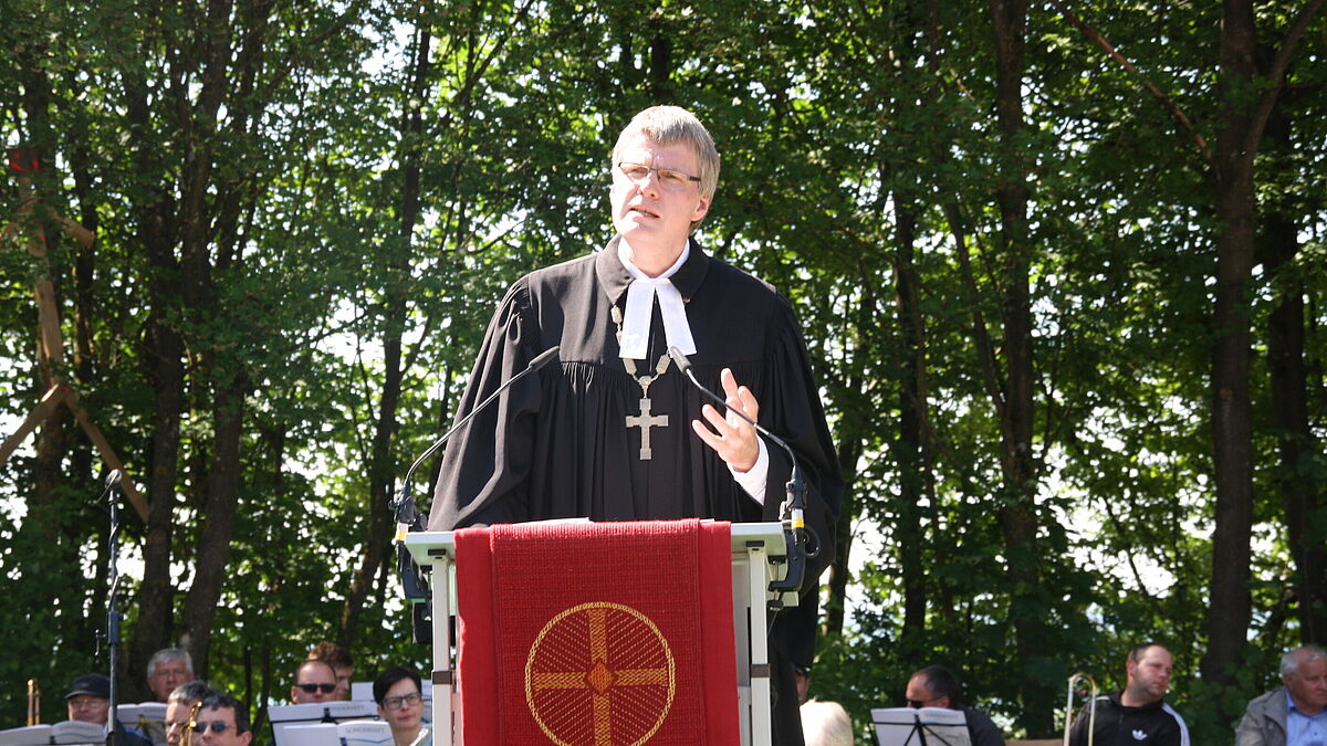 Bischof Andreas von Maltzahn hält die Predigt beim Vormittagsgottesdienst des Bayerischen Kirchentags.