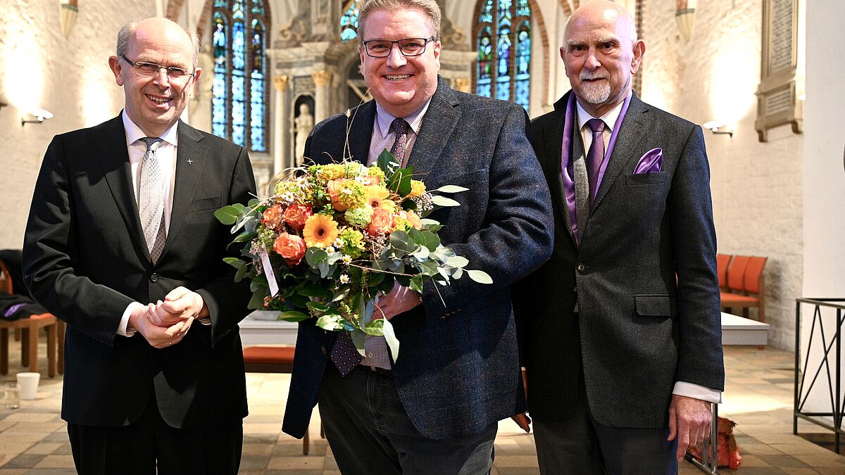 Bischof Gothart Magaard mit dem wiedergewählten Propst Dirk Süssenbach (Mitte) und Präses Peter Wendt (rechts).