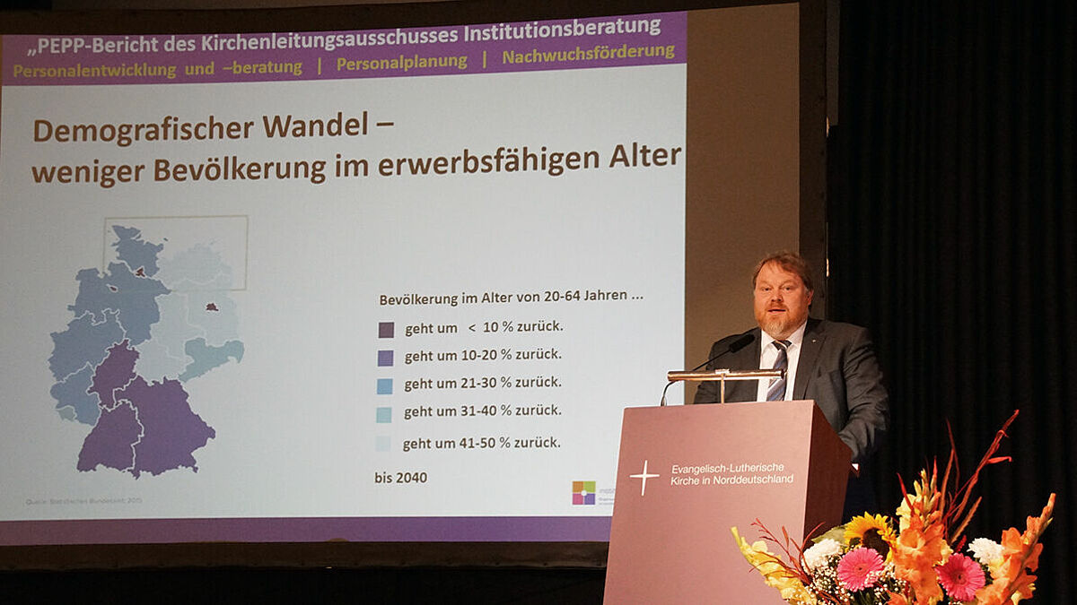 Andreas Wackernagel, Leiter der Institutionsberatung der Nordkirche, stellte die Kernpunkte zur zukünftigen Personalplanung und -entwicklung vor