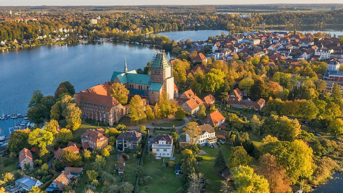 Für einen barrierearmen Zugang zum Dom und mehr Platz für Gäste wird die Domhalbinsel in Ratzeburg  zur Baustelle.