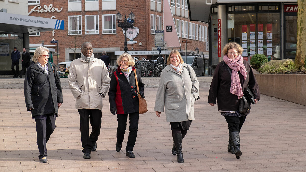 Im Gespräch mit Bischof Shoo: Birgitta Henrich, Doris Krieg, Pröpstin Almut Witt und Katharina Bardenhewer