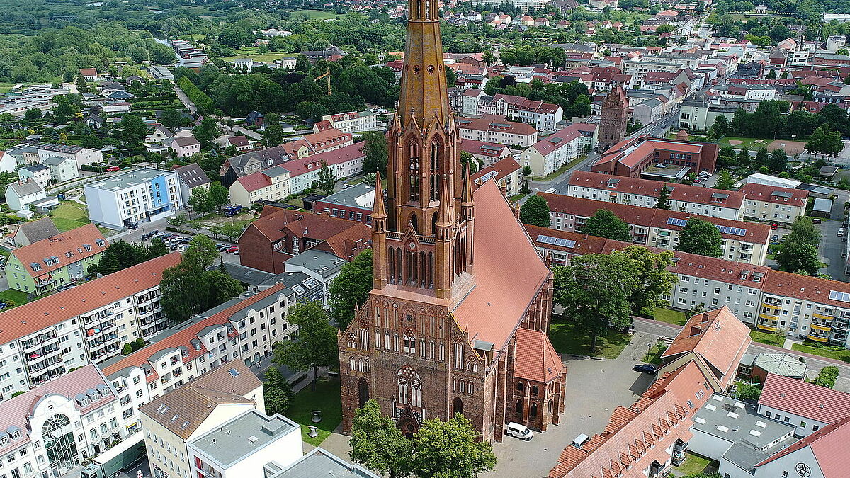 Blick auf die St. Bartholomaeikirche in Demmin.