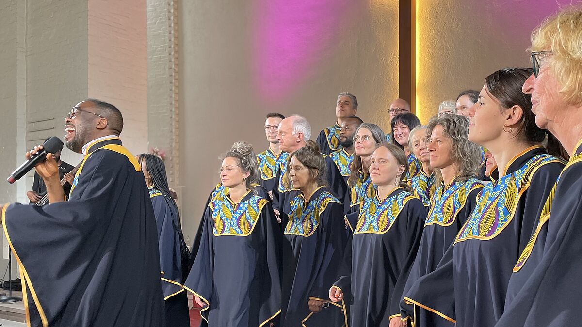 Chorleiter Folarin Omishade sorgt mit seinen Hamburg Gospel Ambassadors und einer Begleitband immer für eine besondere musikalische Stimmung. 