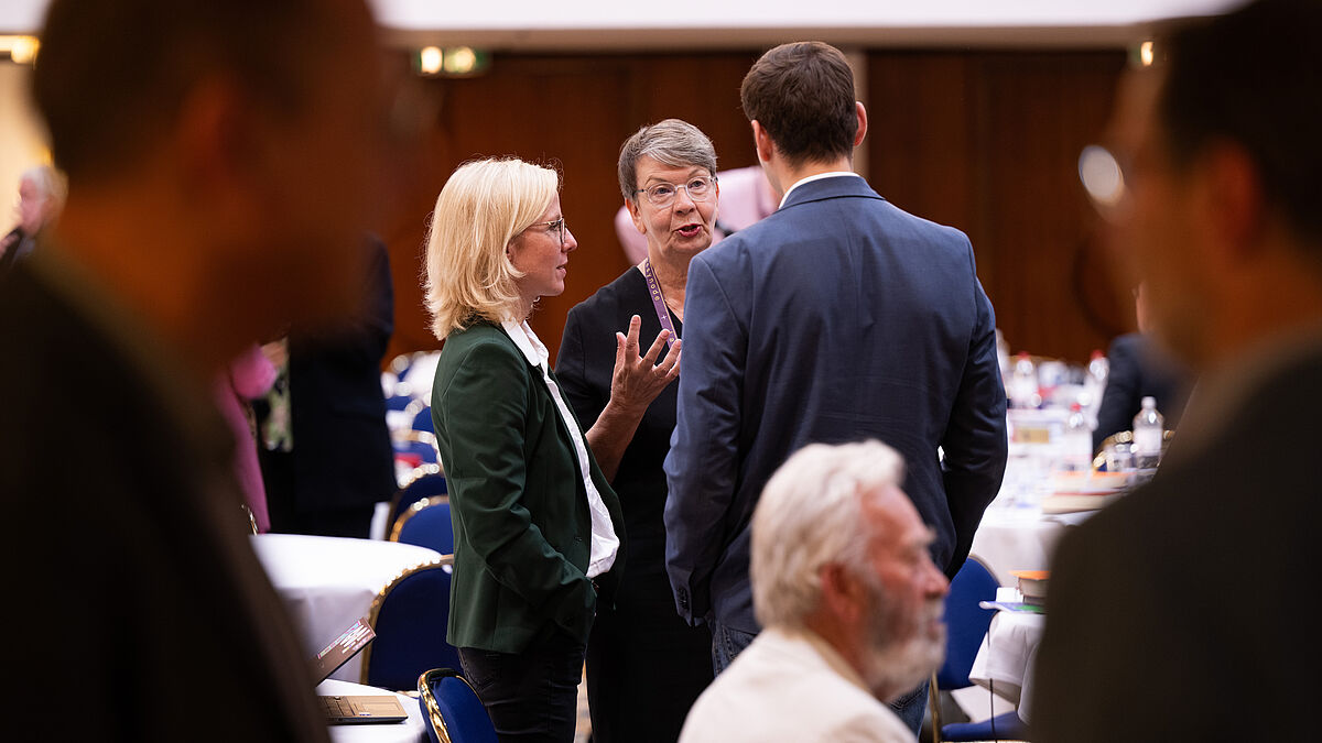 Auch in den Tagungspausen wurde intensiv diskutiert: Bischöfin Nora Steen, Landesbischöfin Kristina Kühnbaum-Schmidt und Lukas Brinkmann vom Zukunftsprozess (v.l.n.r.) Foto: Tim Riediger/Nordkirche