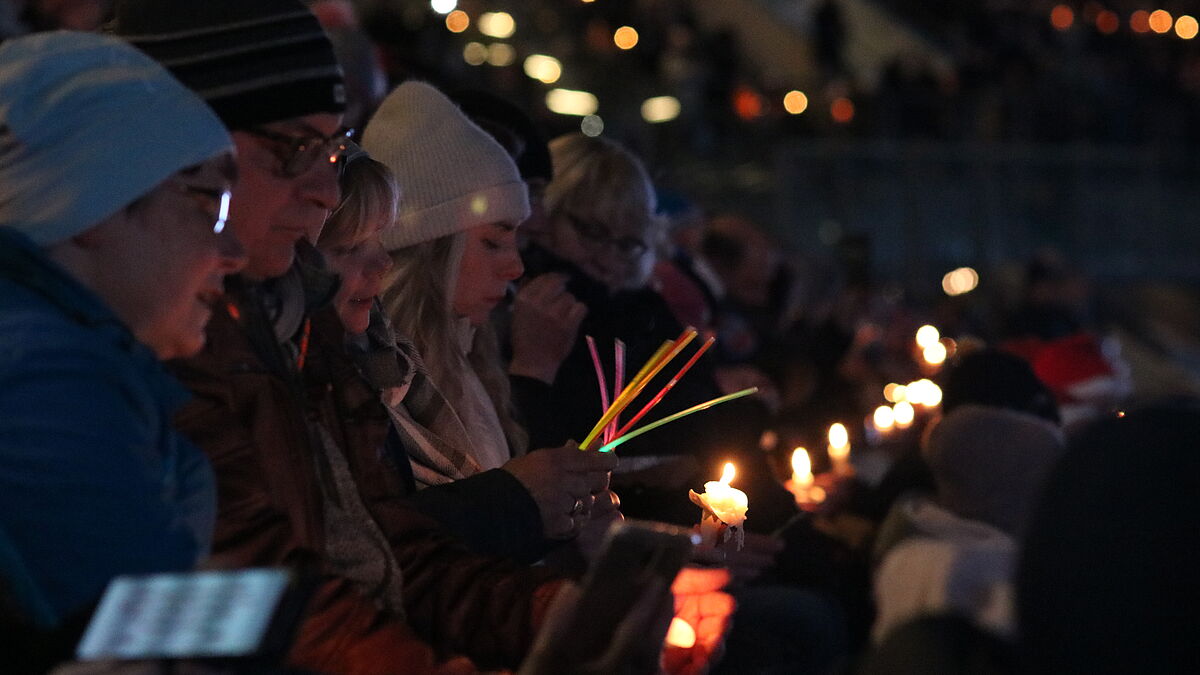 Kerzen erhellen die Nacht und lassen es im Stadion richtig weihnachtlich werden. 