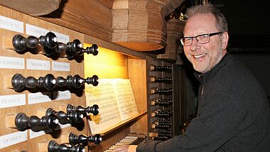 Gunnar Sundebo an der Orgel in Wesselburen