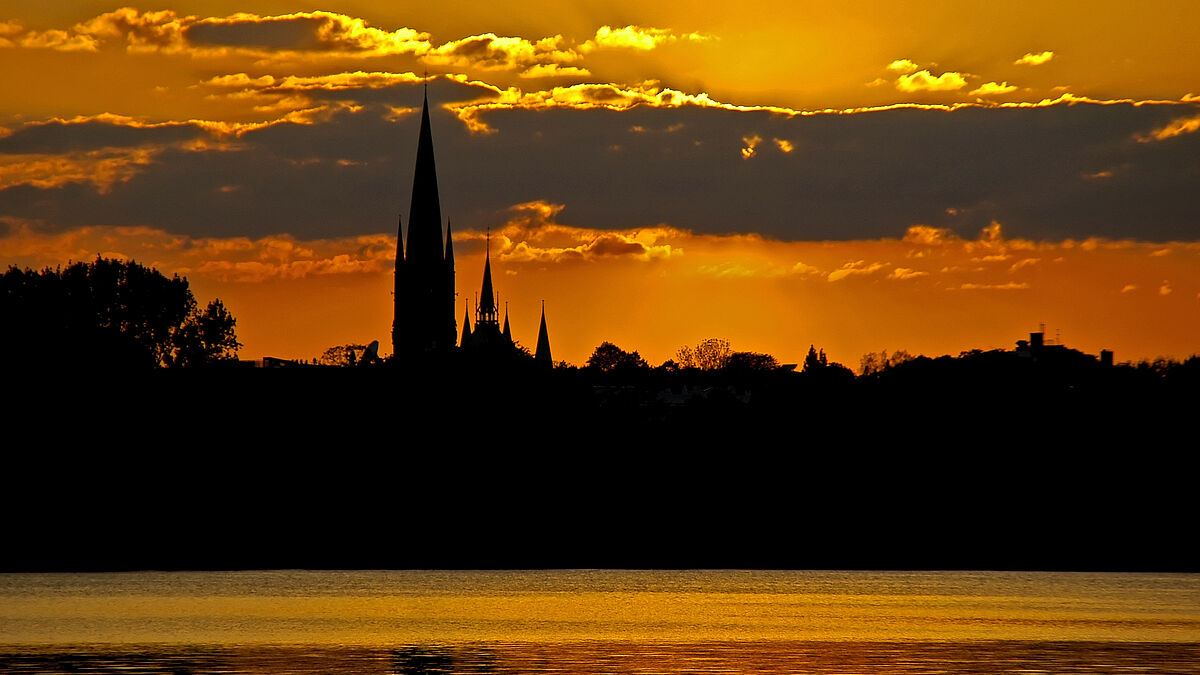 Blick auf die St. Johanniskirche in Hamburg-Harvestehude.