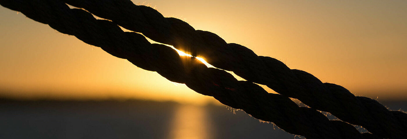 Das Licht der untergehenden Sonne scheint durch die Takelage des Nordkirchenschiffs.