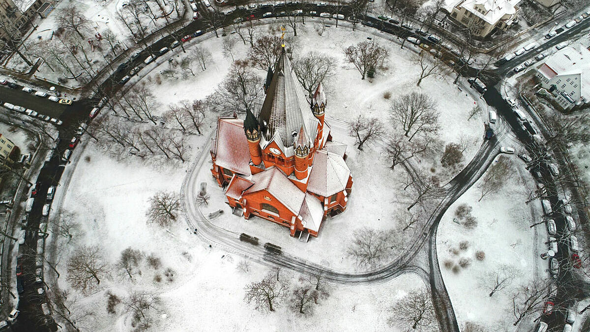 Mit dem ersten Preis wird eine Luftaufnahme von der Pauluskirche in Halle ausgezeichnet. 