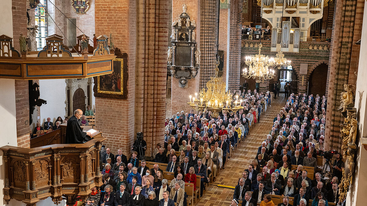 Zum Gottesdienst hatte sich eine große Menschenschar im Dom eingefunden.